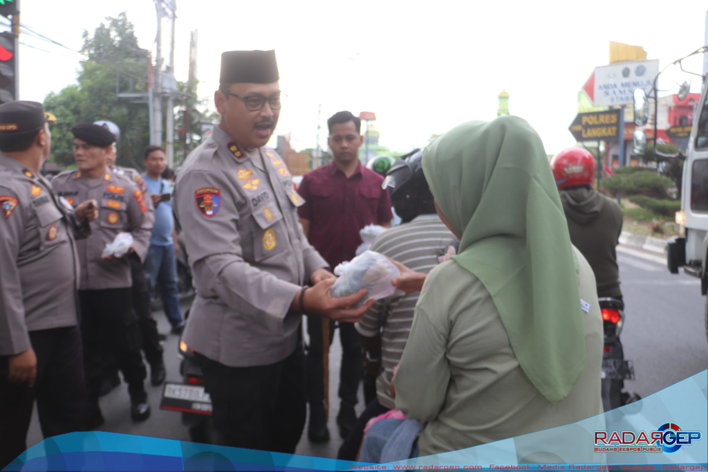 Kapolres Langkat Bagi-bagi Takjil, Momen Membahagiakan Pengguna Jalan di Bulan Ramadhan